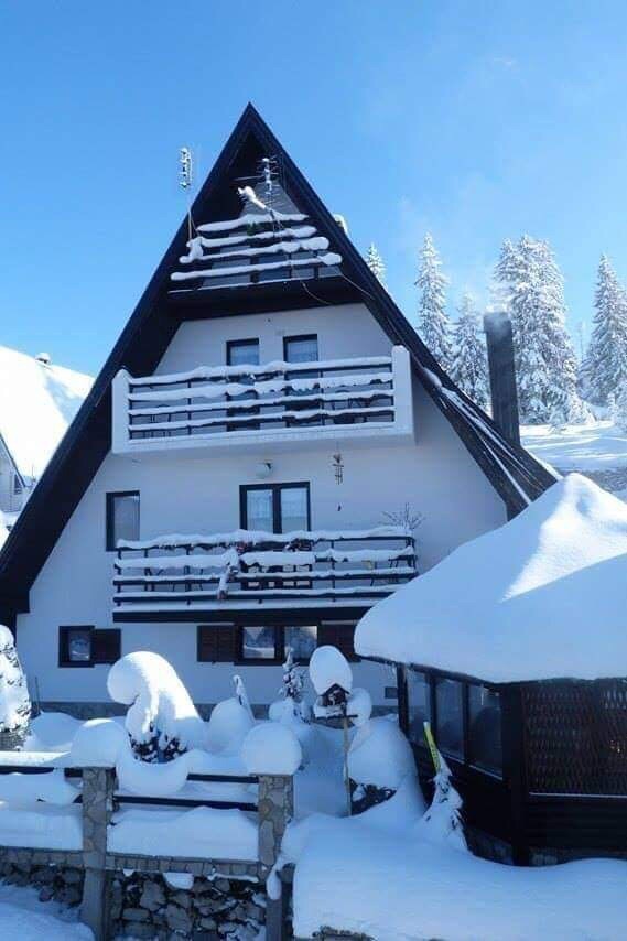 Vila Zahre- 4-bedroom chalet with indoor fireplace