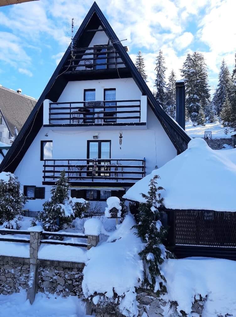 Vila Zahre- 4-bedroom chalet with indoor fireplace