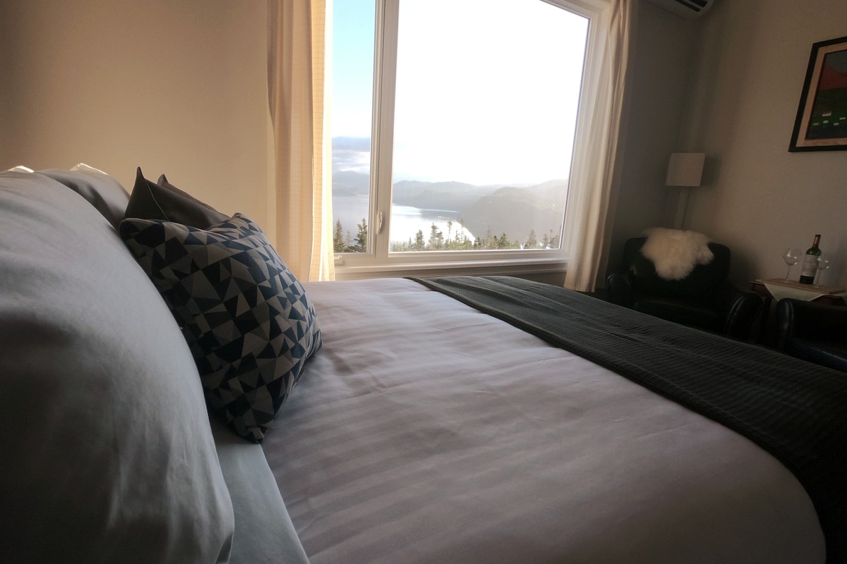 Boutique Inn-Queen Suite with million dollar view