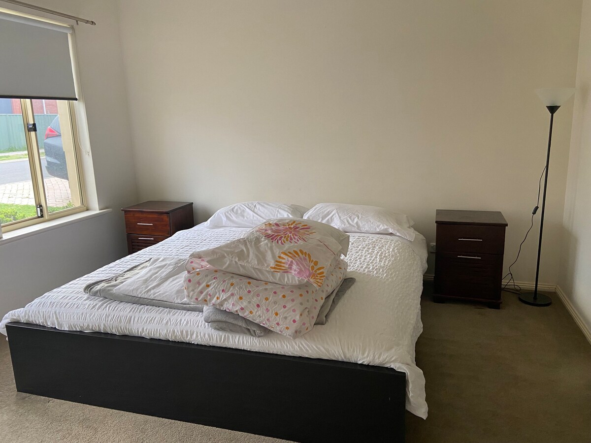Room w/shared bathroom, 2 guests , 20’ to CBD