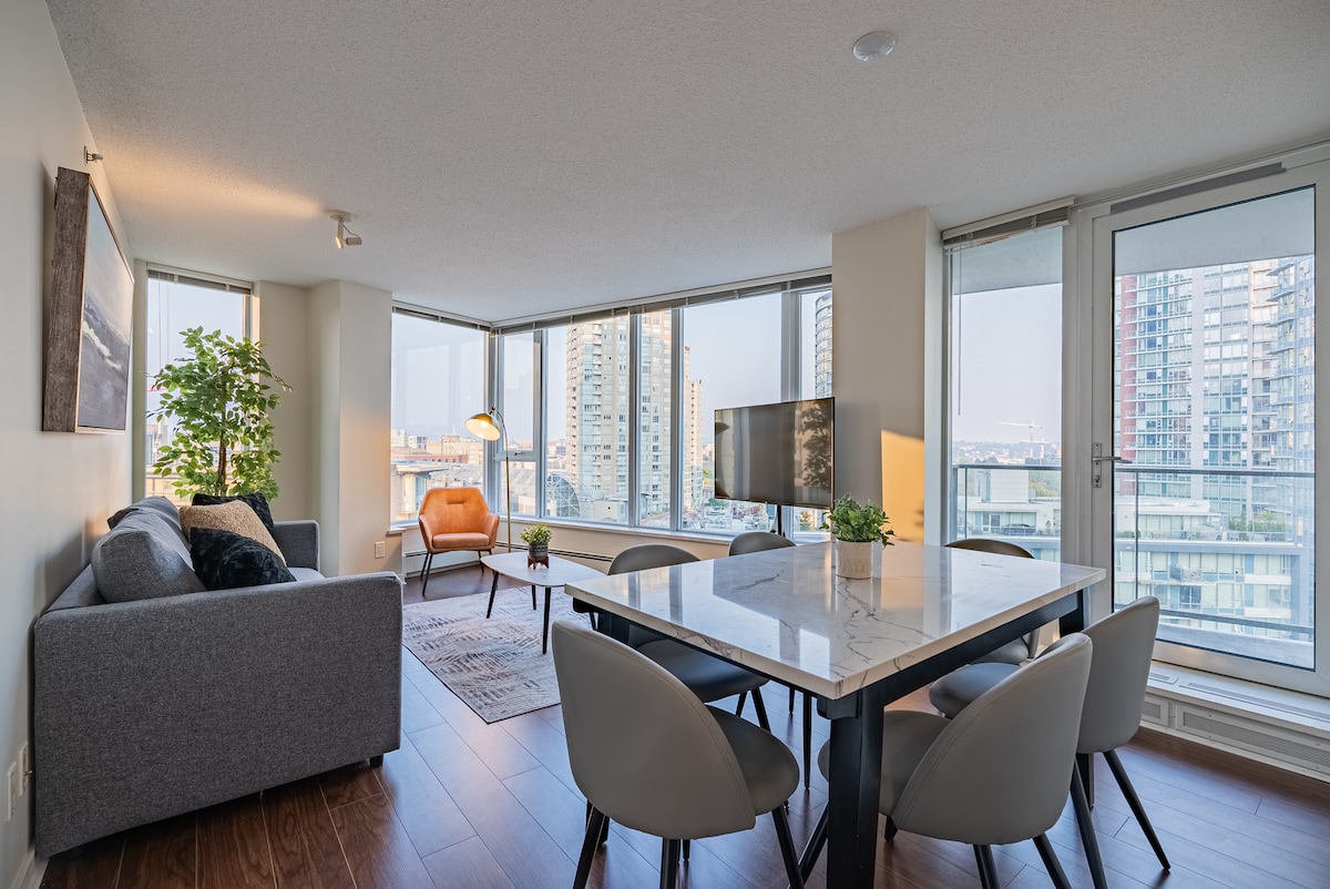 Gorgeous Downtown Condo with Skyline views+Parking
