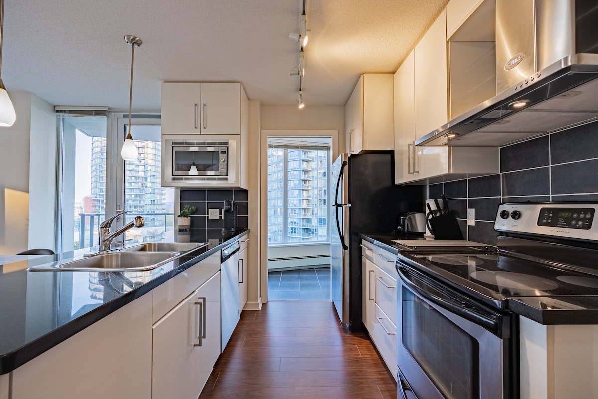 Gorgeous Downtown Condo with Skyline views+Parking