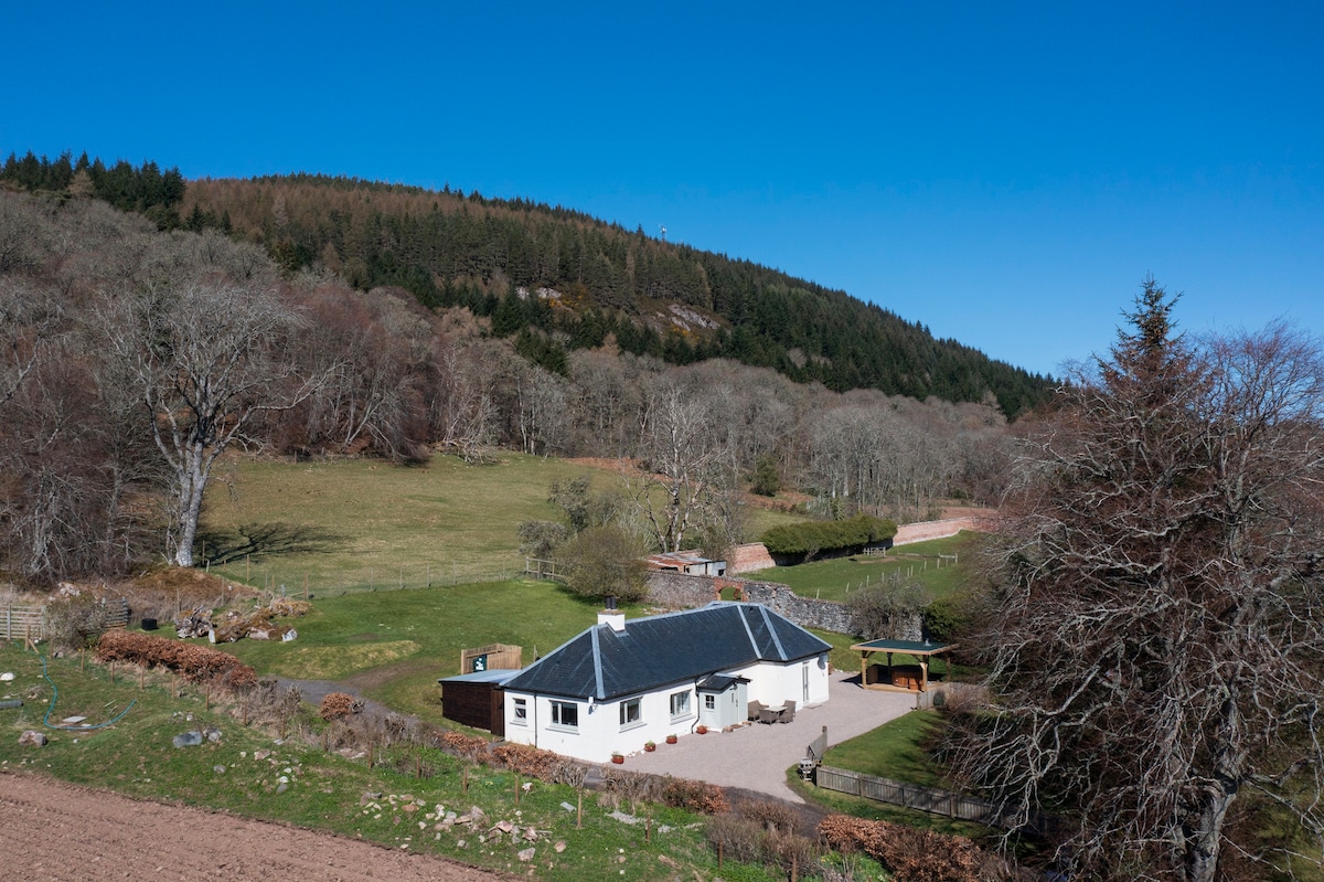 GlenView Cottage with Hot Tub by Loch Ness