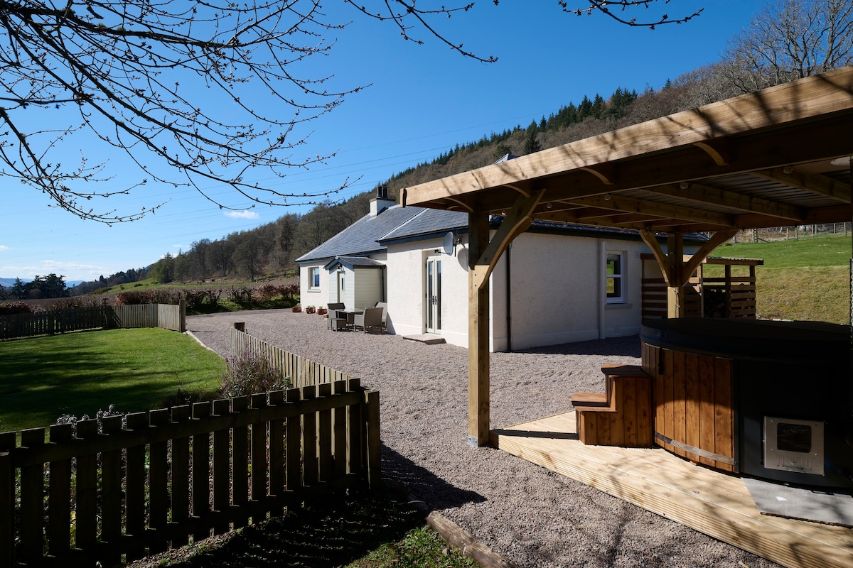 GlenView Cottage with Hot Tub by Loch Ness