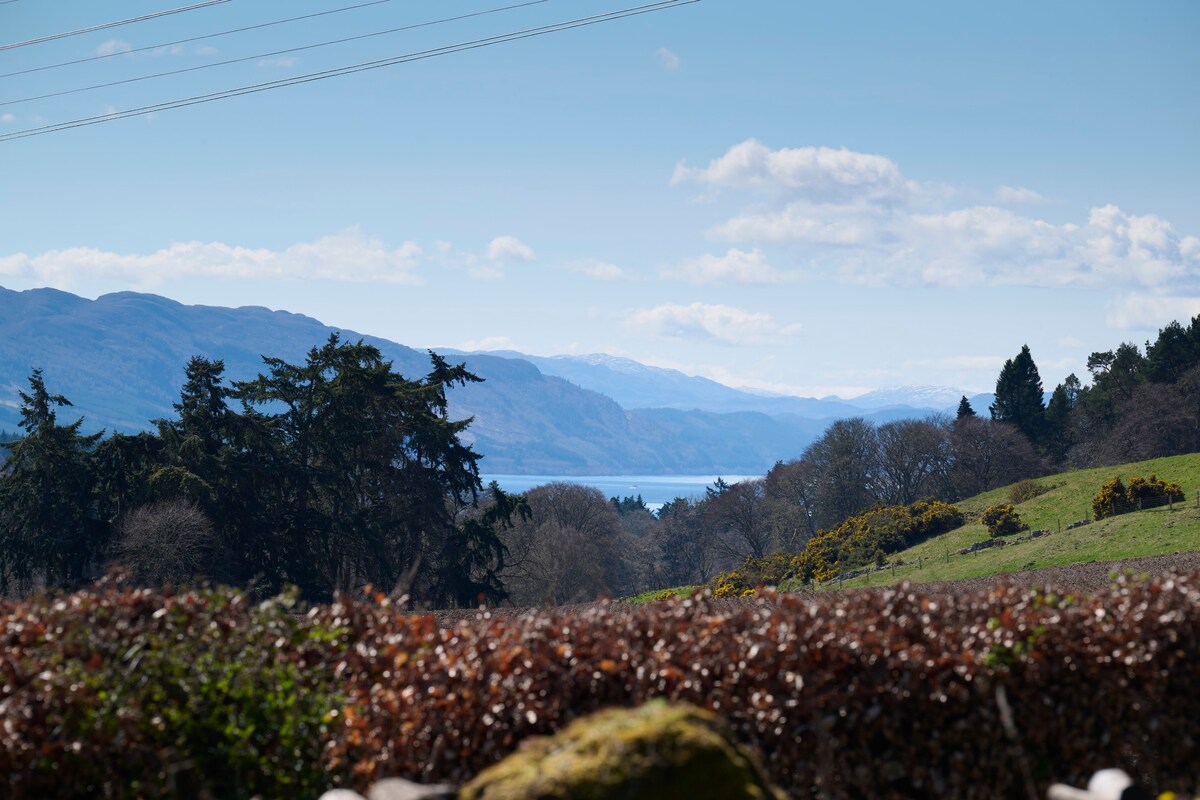 GlenView Cottage with Hot Tub by Loch Ness