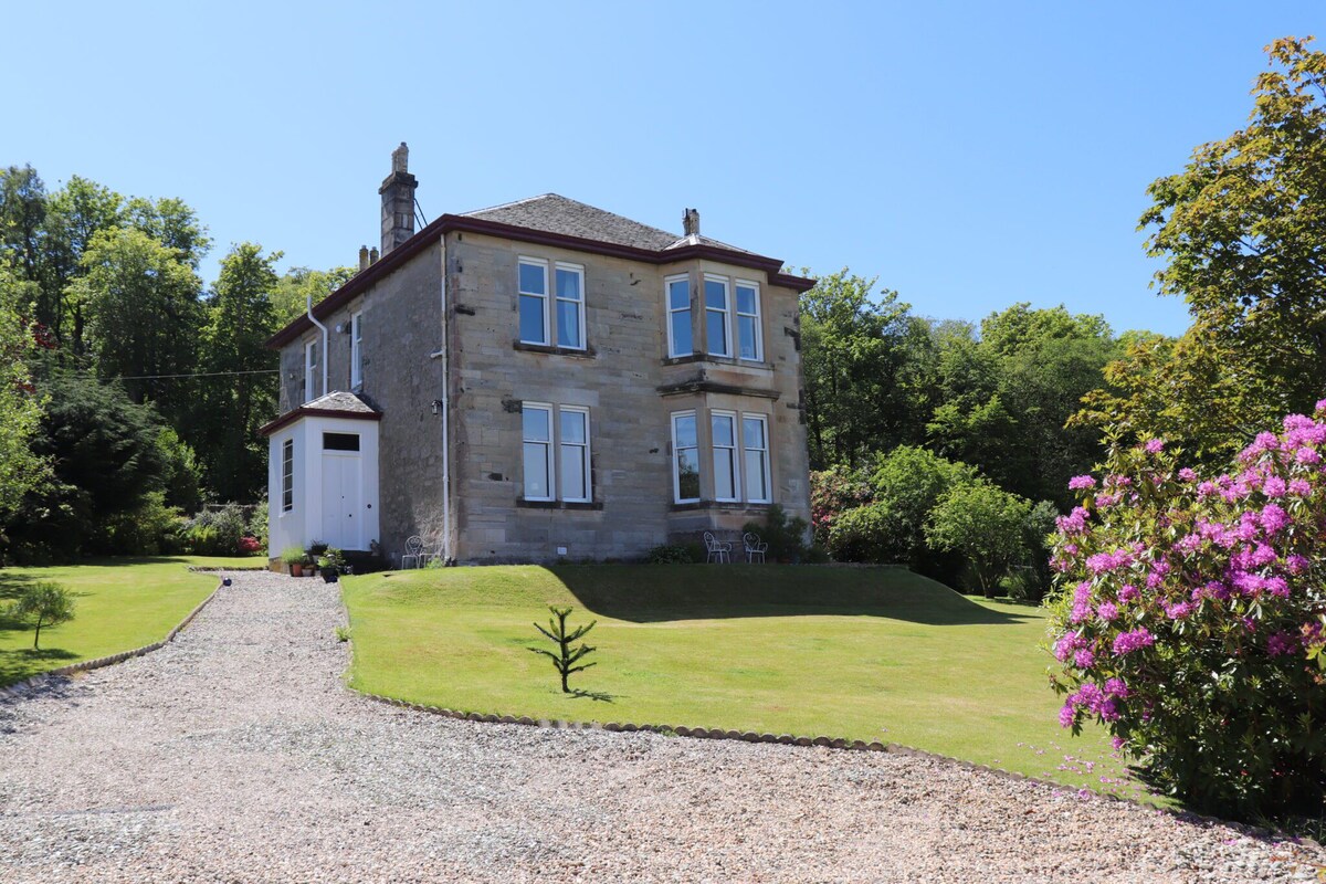 Immediately impressive 4-bedroom Victorian villa