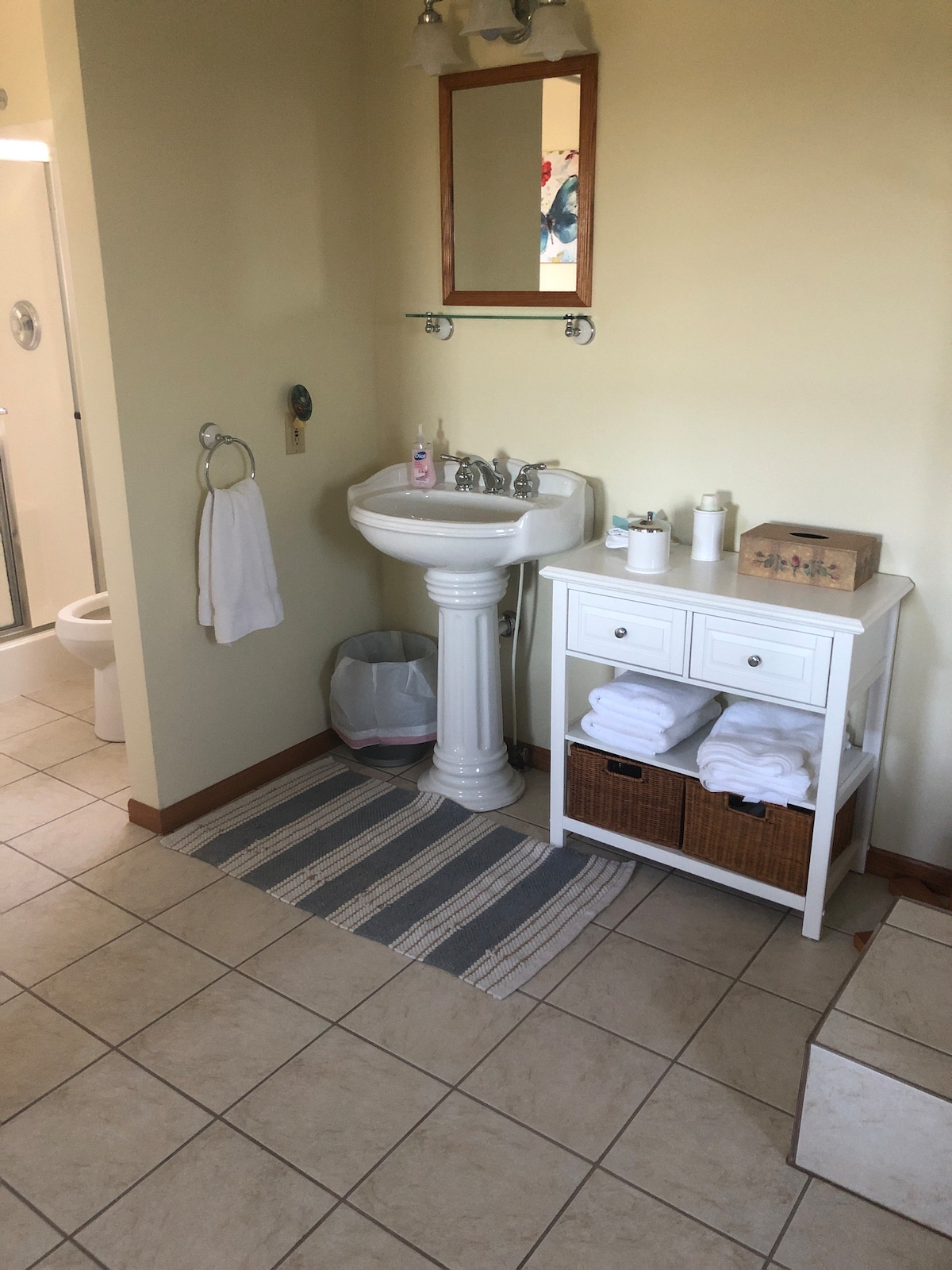 Cheerful one bedroom cottage with jetted tub.