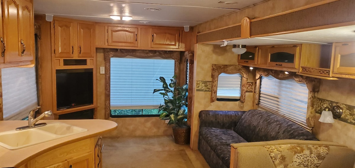 Just Enough: Sweet camper with grill & fire pit