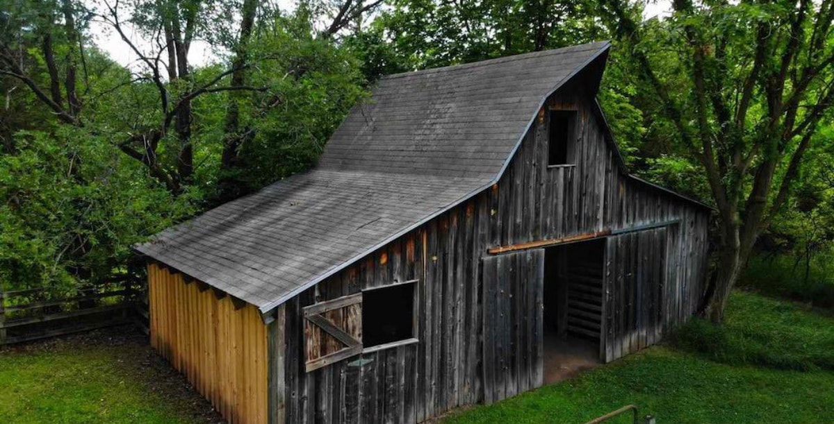 Quiet 3 bedroom cabin on a creek close to Lincoln