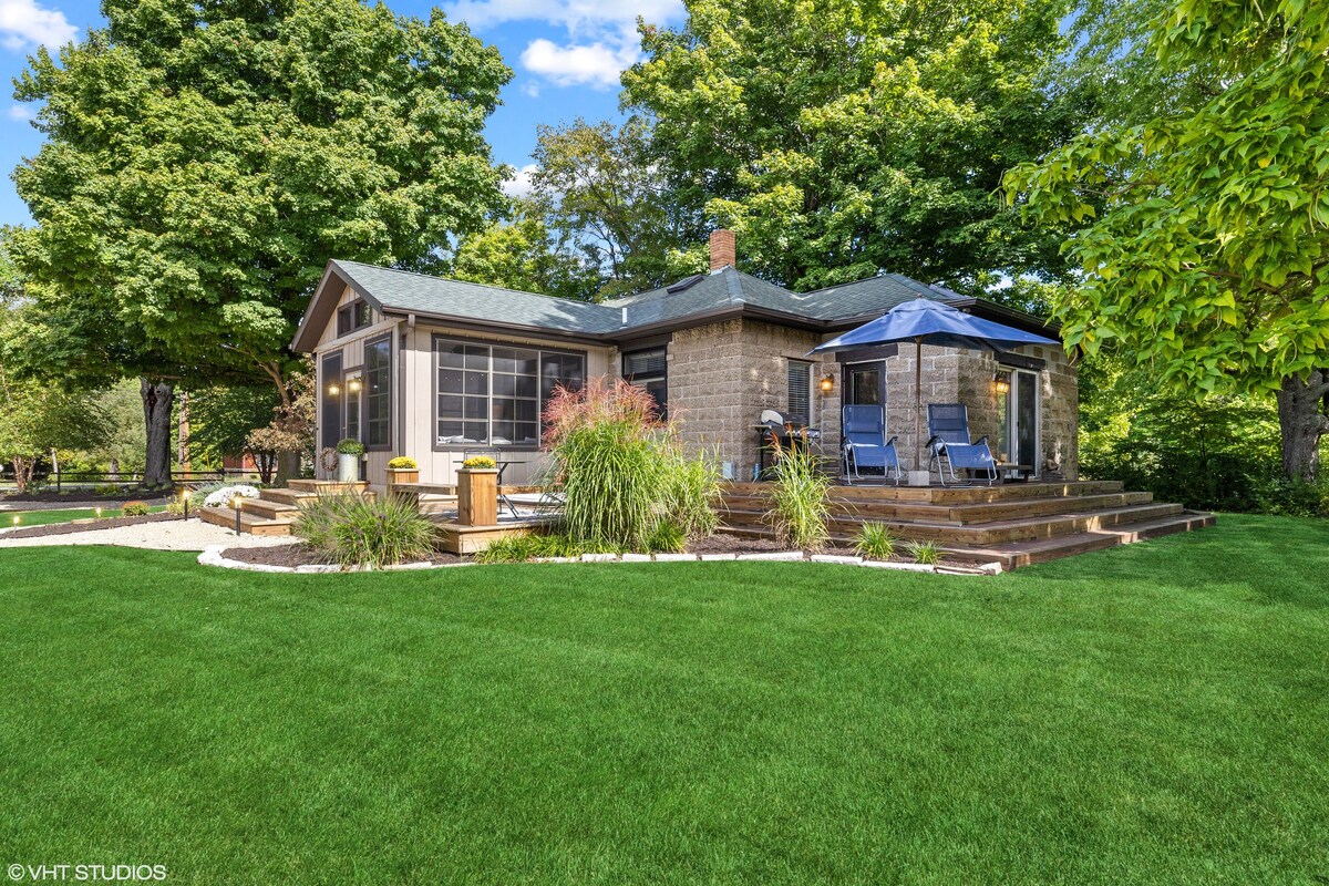 Relax in Harbert cottage w/ year round hot tub!