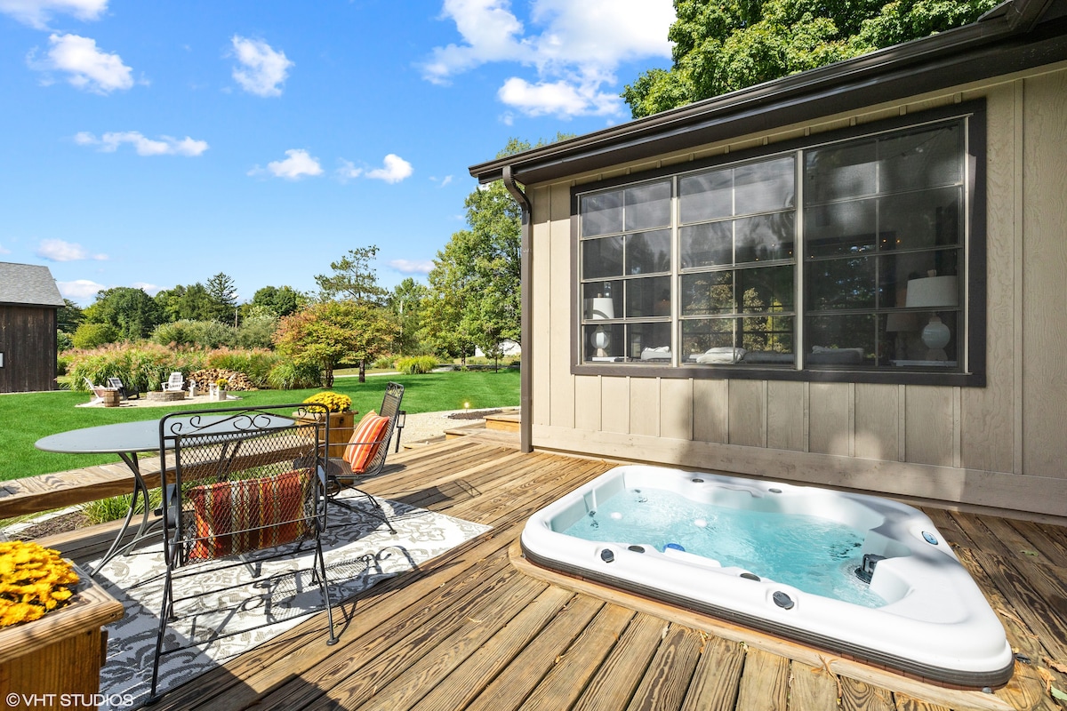 Relax in Harbert cottage w/ year round hot tub!