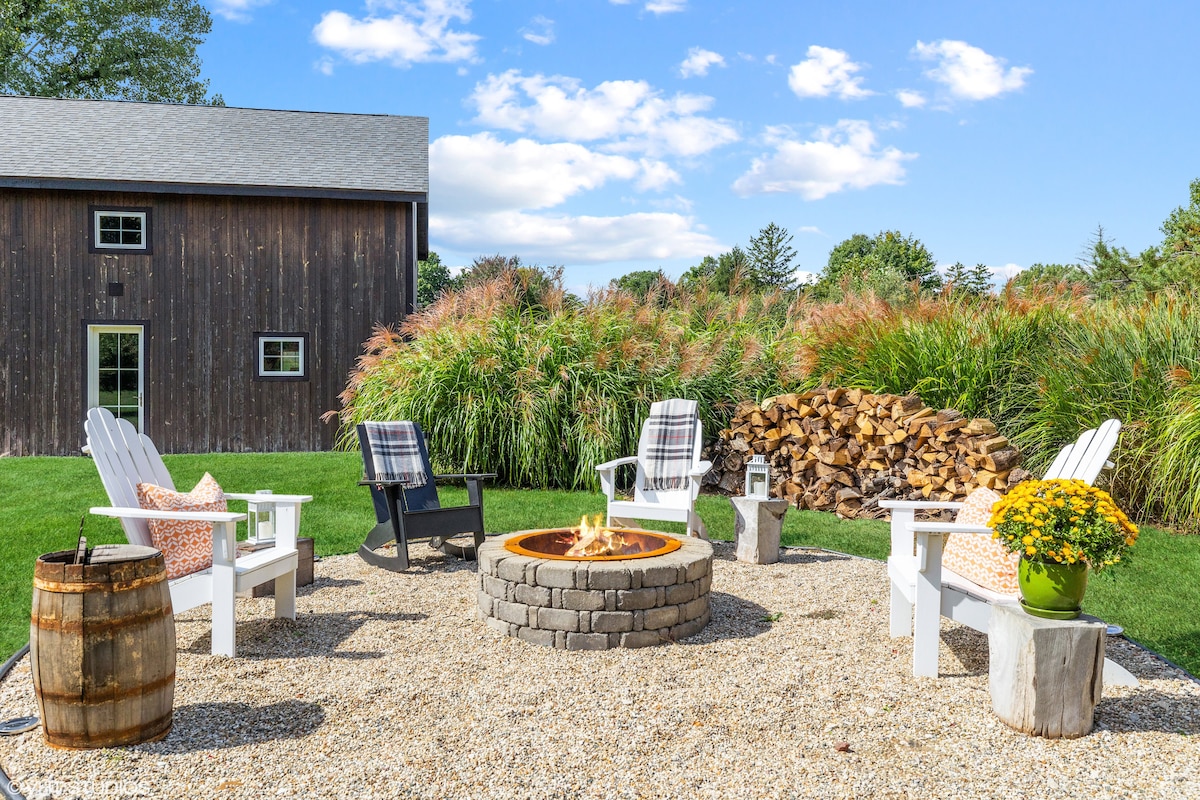 Relax in Harbert cottage w/ year round hot tub!