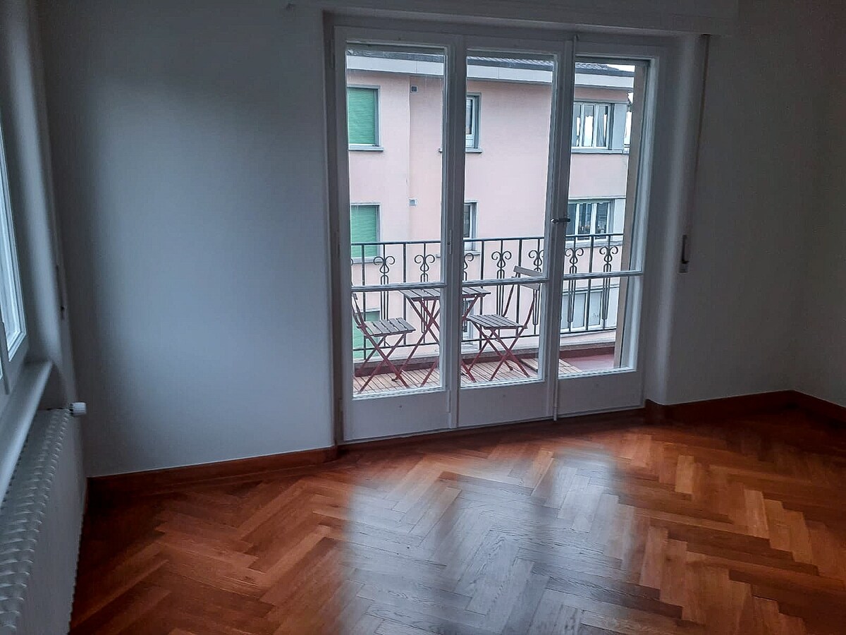 Balcony + Unfurnished Private Room - Lausanne