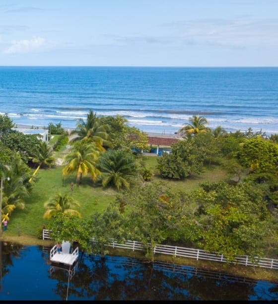 Casa de campo con  jardín y piscina frente al mar