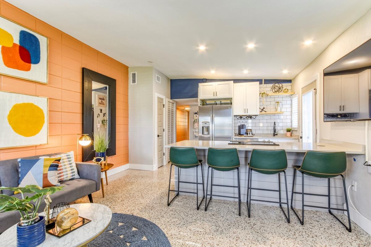 SoDo Mid-Century Boho 2 BR w/Courtyard *Sleeps 6*