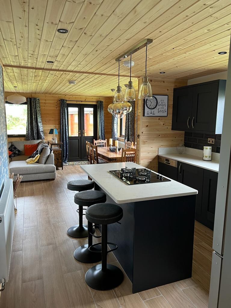 Luxurious and spacious 3 bedroom lodge with hotub.