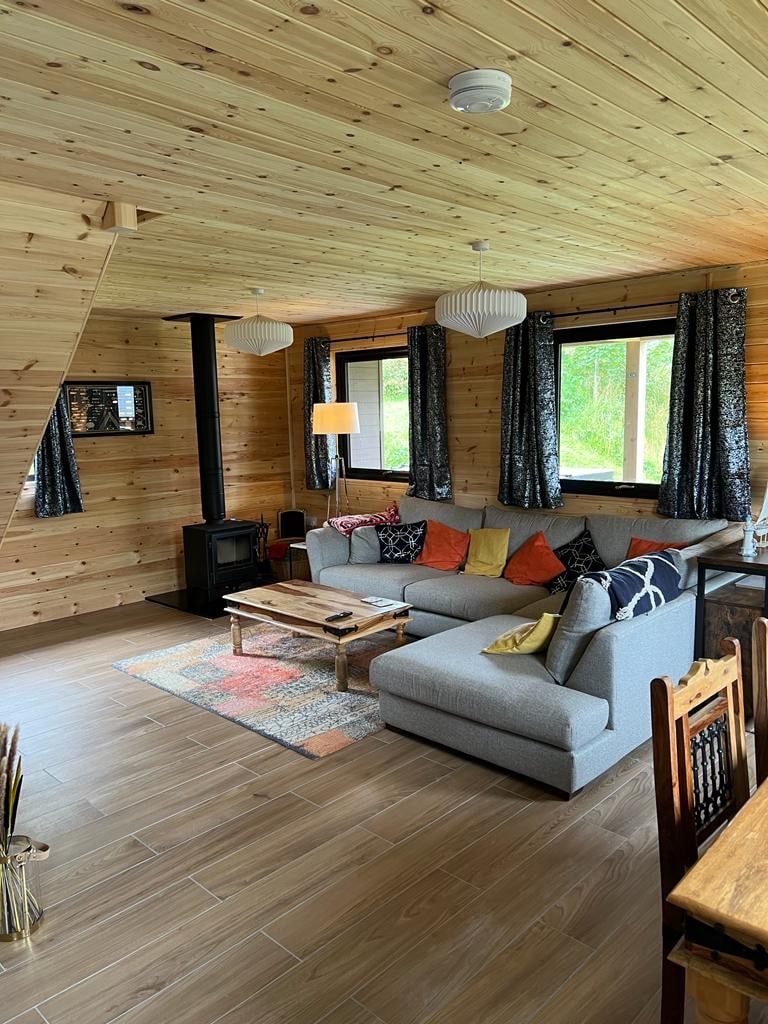 Luxurious and spacious 3 bedroom lodge with hotub.