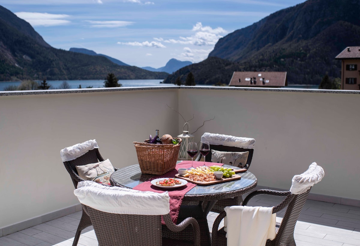 Attico con vista sul lago e montagne a Molveno