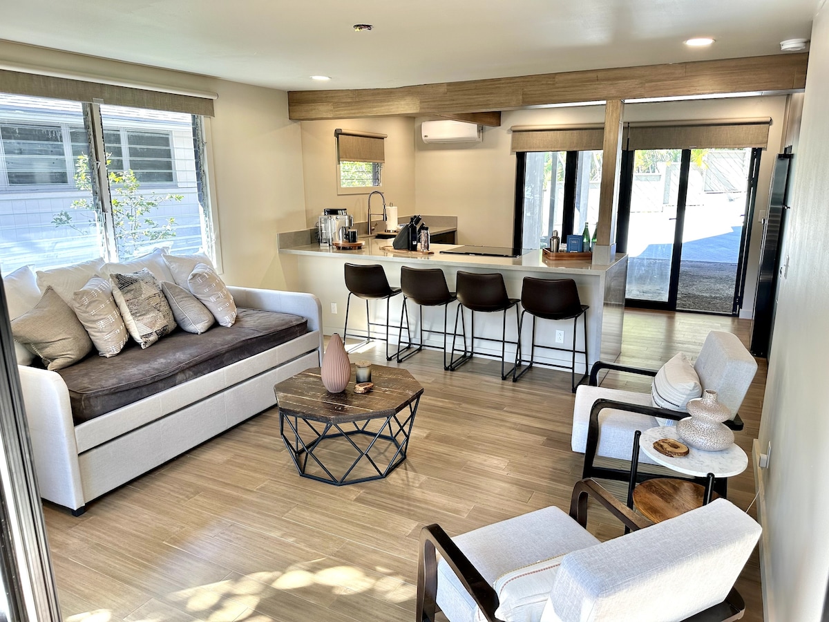 Lehua: large modern one-bedroom guest suite.