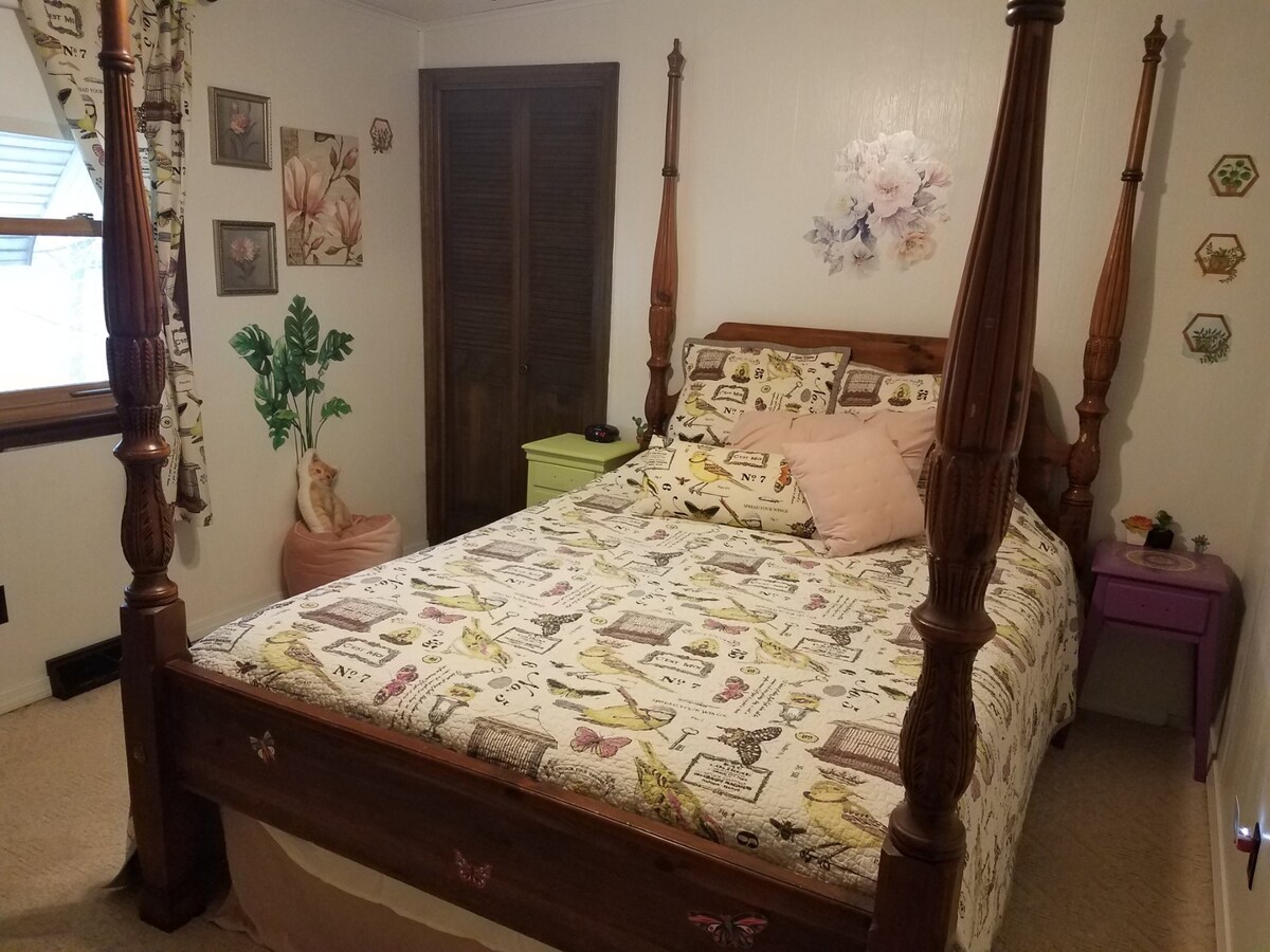 Private Upstairs Bedroom in Pittsburg