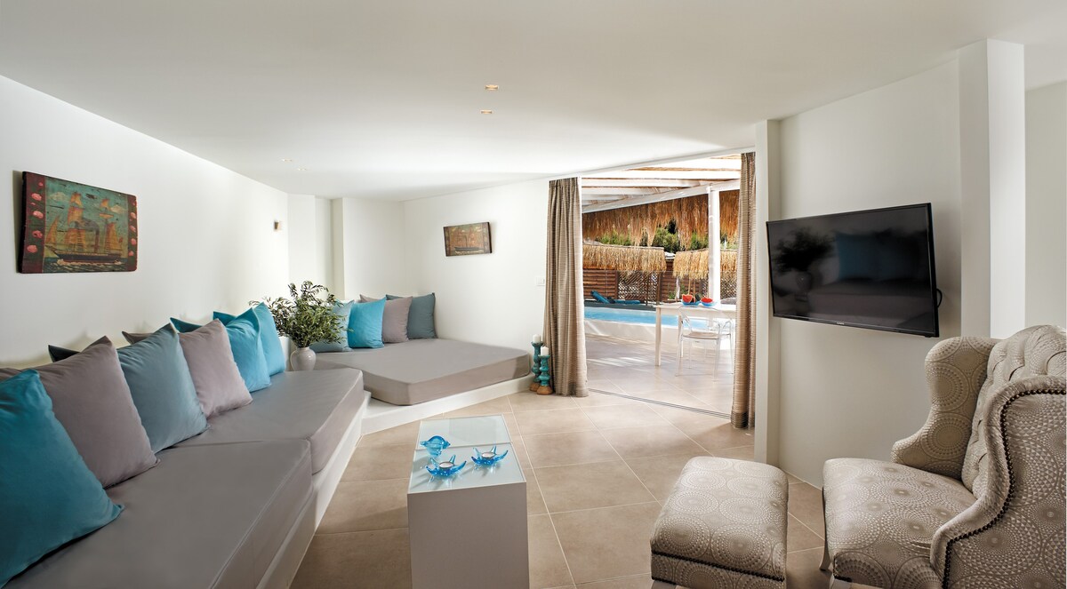 Larimar beachfront 4-bedroom villa private pool