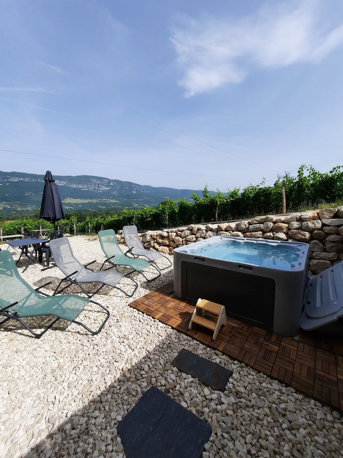 Proche Viarhôna et Grand Colombier avec jacuzzi