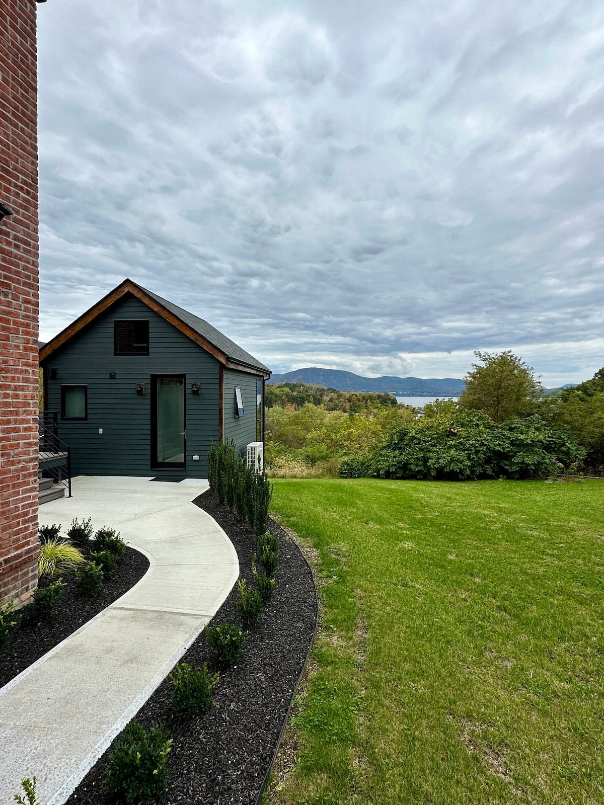 A modern barn on the Hudson River