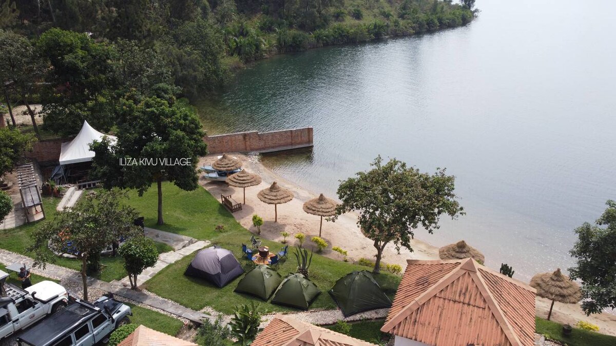 可欣赏基武湖（ Lake Kivu ）景观的双人房