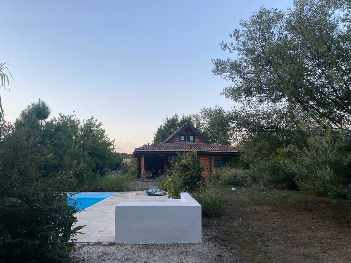 Jolie maison en bois avec piscine, sud Gironde