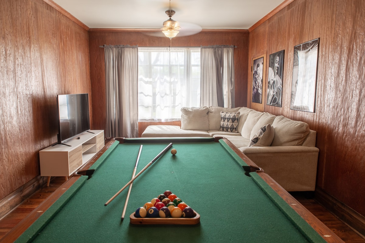 Spacious Retreat w/Pool Table-Minutes to Downtown!