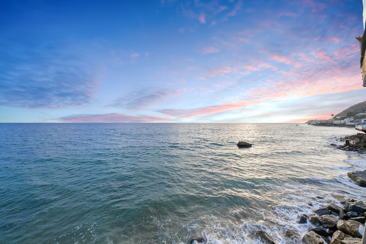 Beachfront - Huge Deck, Rock Hot Tub & Sandy Cove