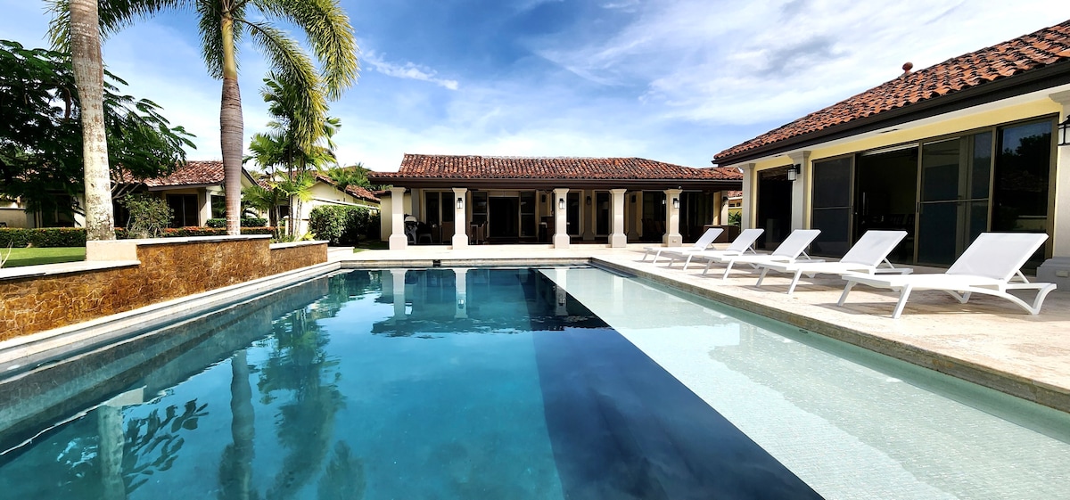 Luxury 4BR Villa + Guesthouse & Pool @Buenaventura