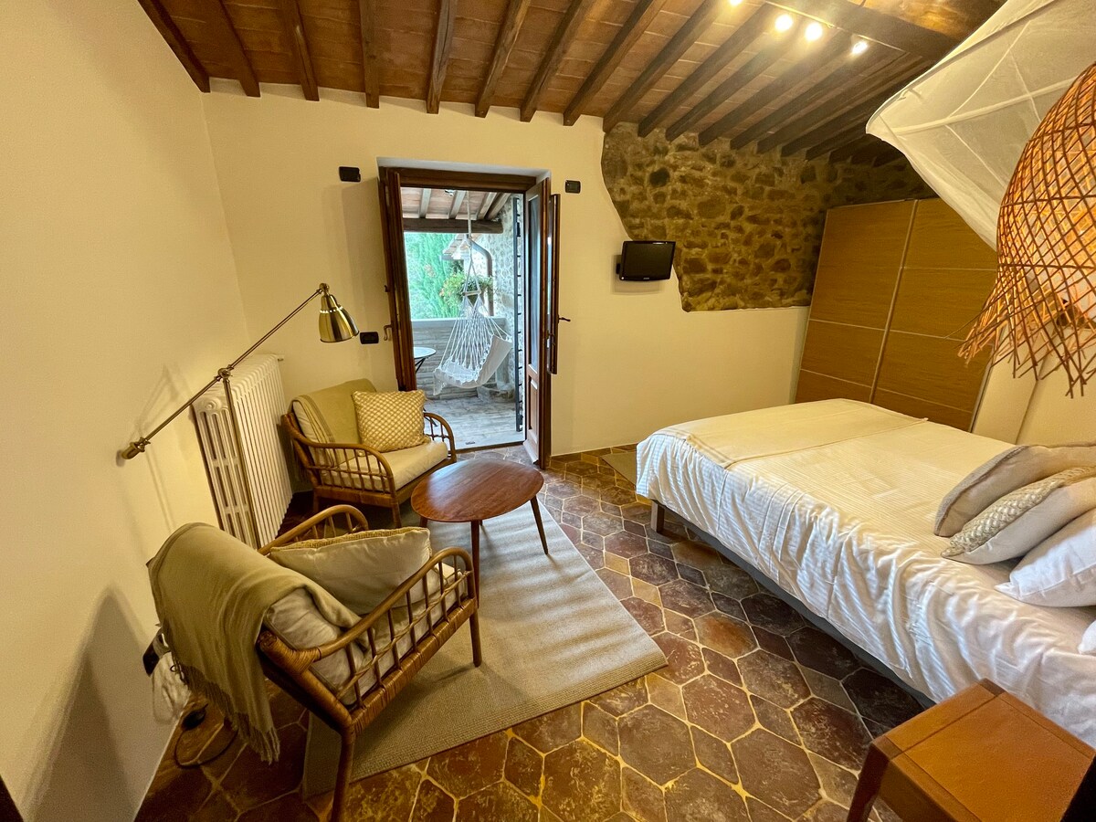 Luxury Tuscan farm stay, 1 - bedroom with a pool