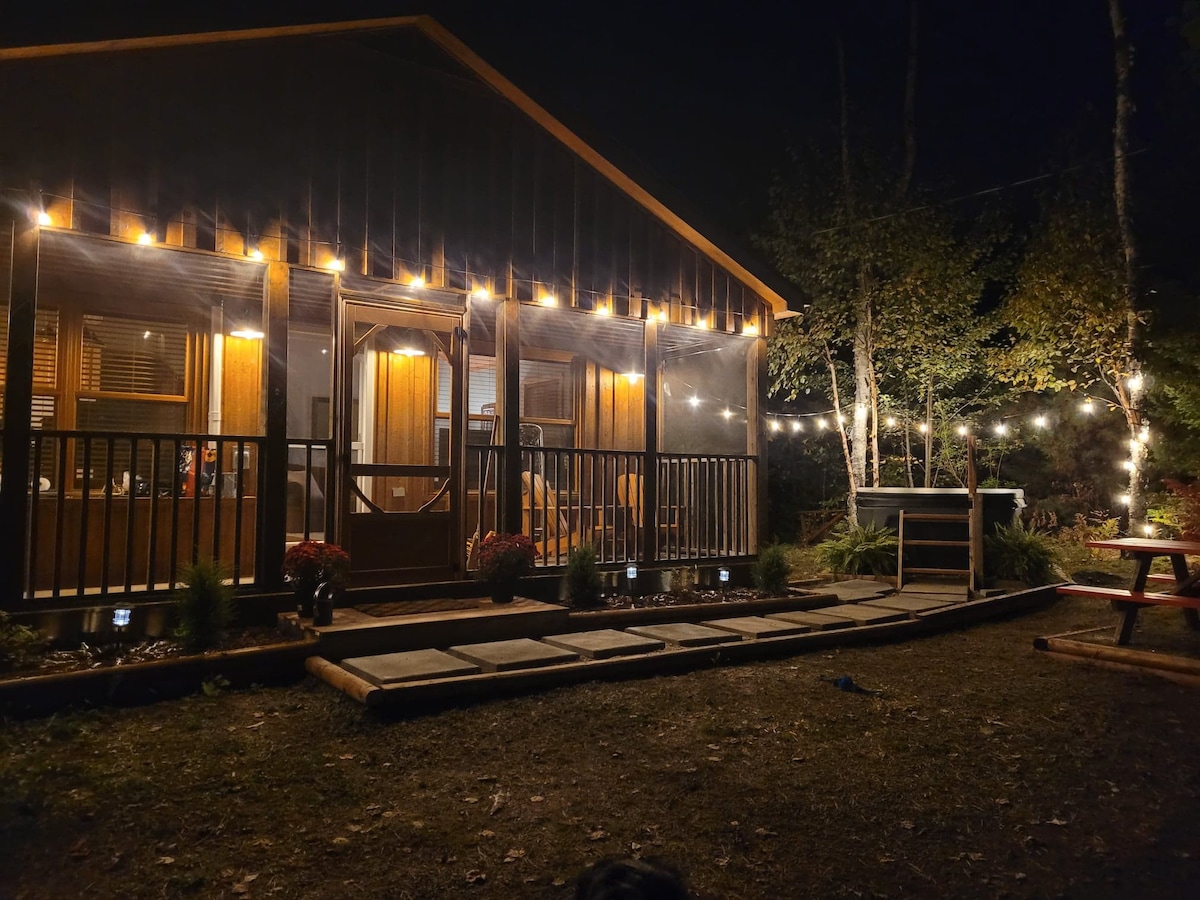 Lukie Lodge with Hot Tub in Canyon Point Resort!