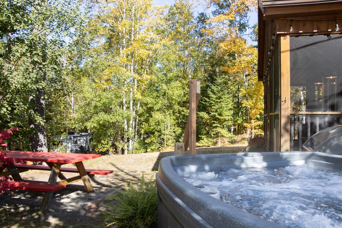 Lukie Lodge with Hot Tub in Canyon Point Resort!
