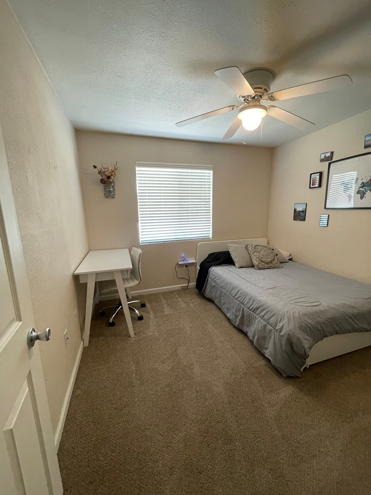 Perfect bedroom with free parking and office space