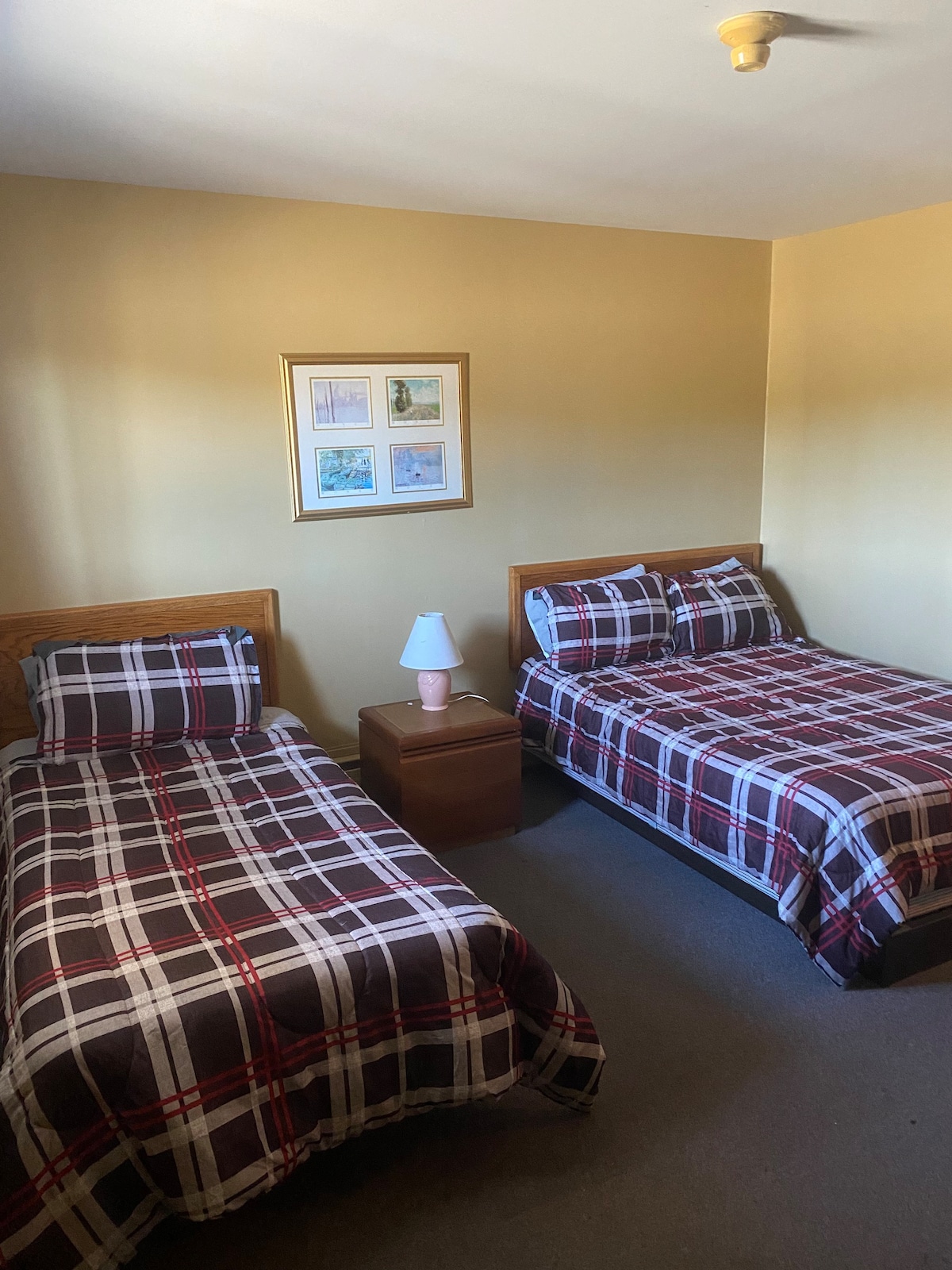 房间温馨舒适，配备一张单人床和一张双人床