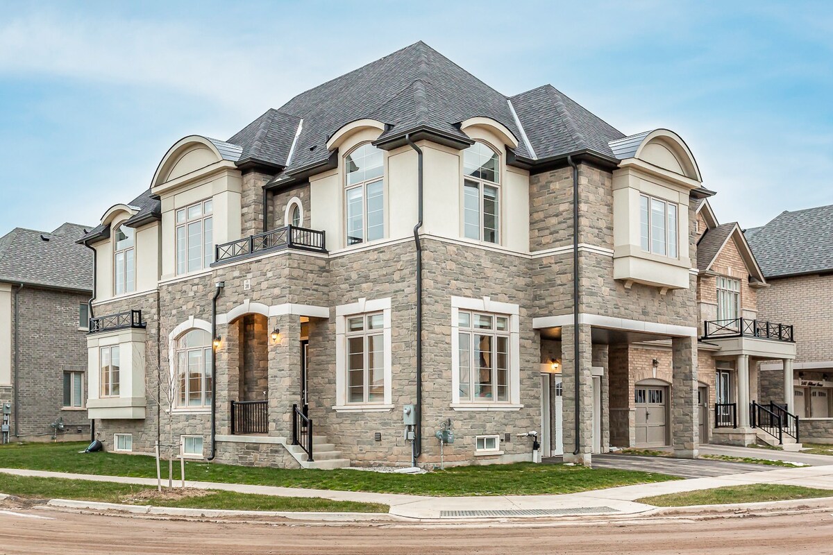 Modern, Classy and Spacious Mansion