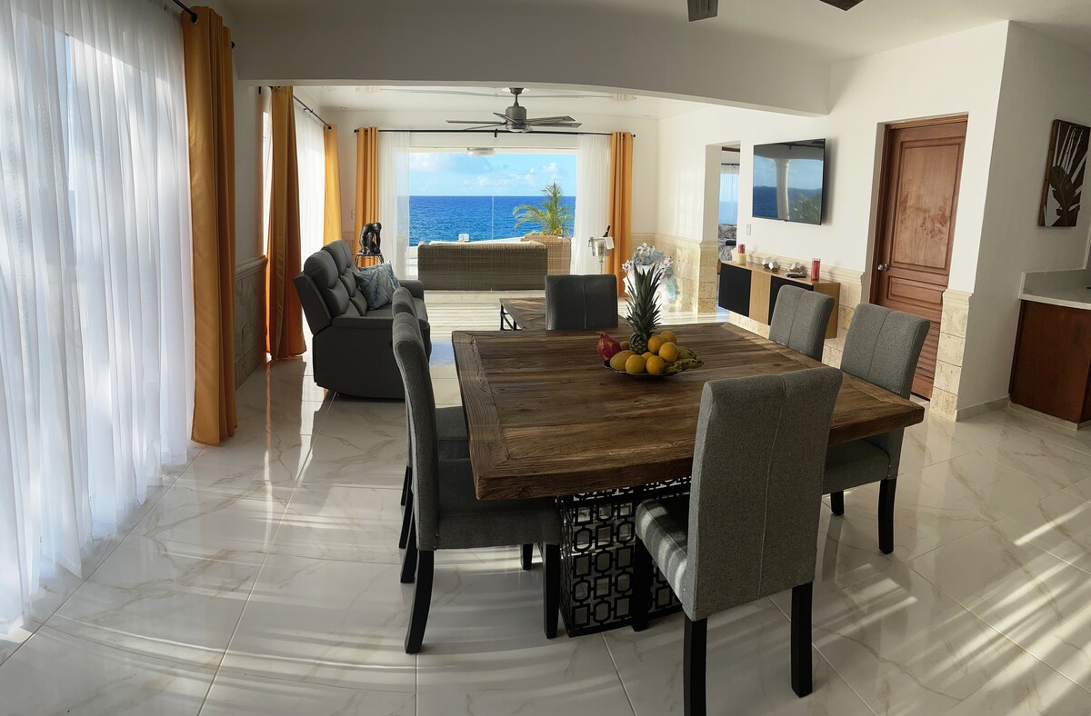 Ocean front 2bd condo with pure Caribbean feeling