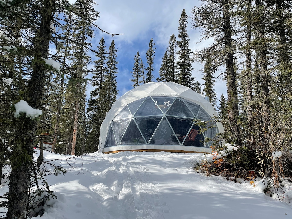 宁静的河滨穹顶，包括雪鞋