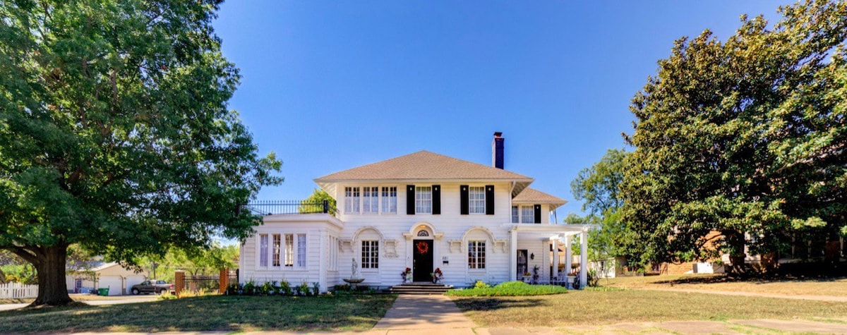 Early 1900s home with antique style and charm