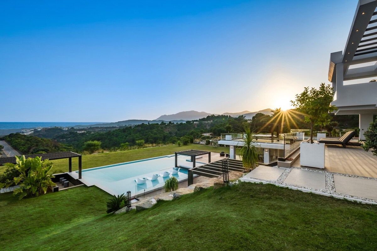 Immaculate Golf Course Villa with Amazing Views
