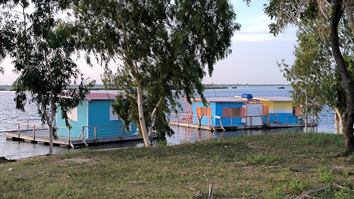 Loft et 3 Cabanes flottantes, les pieds dans l'eau