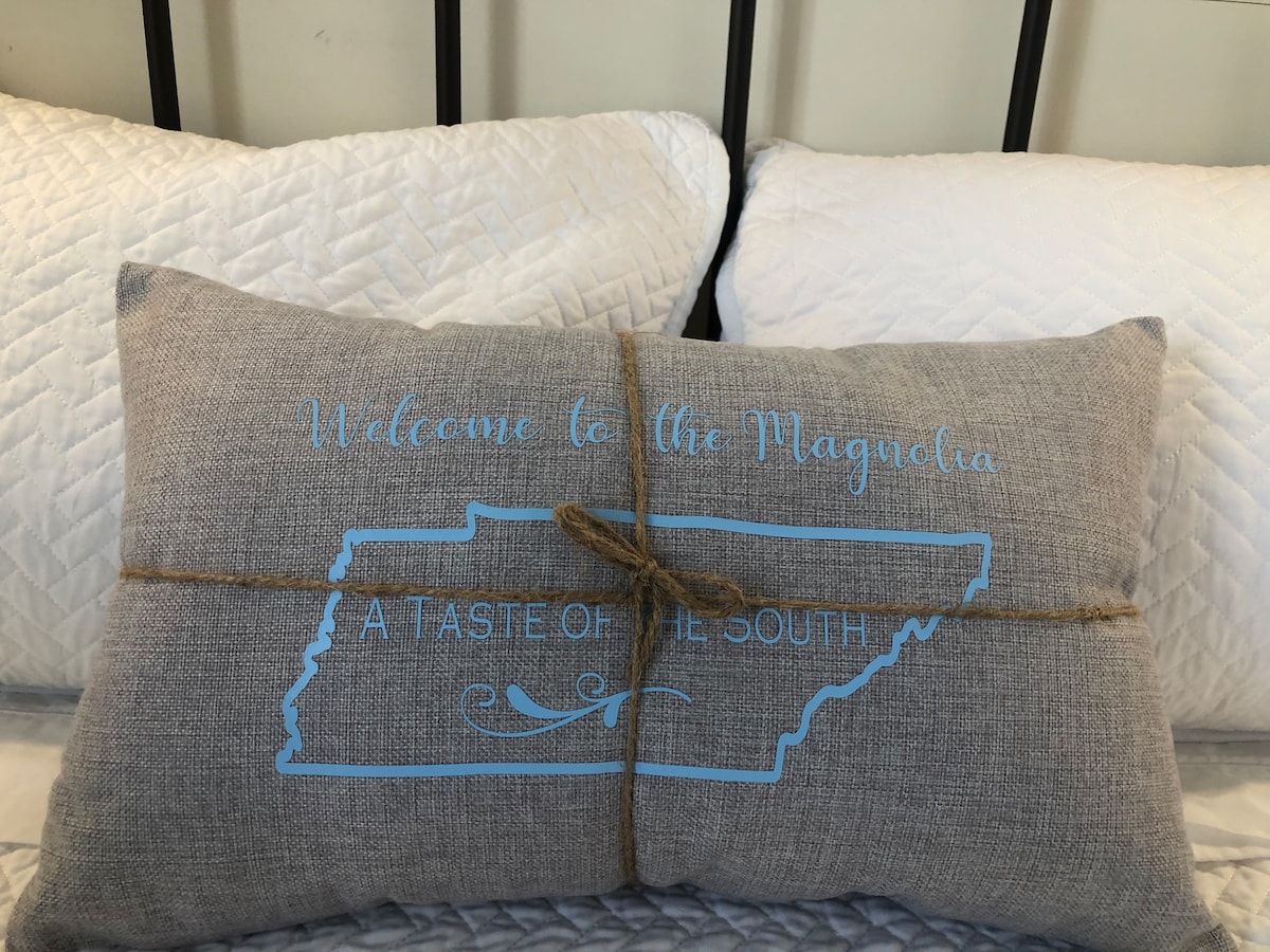"The Magnolia" Tiny Home 45 miles from Nashville.