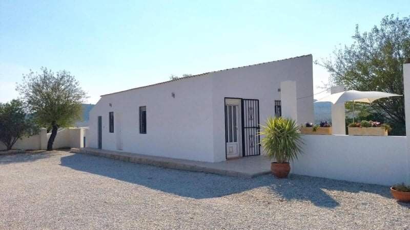 Immaculate 2 bed, 2 bath Casa in Oria with pool.