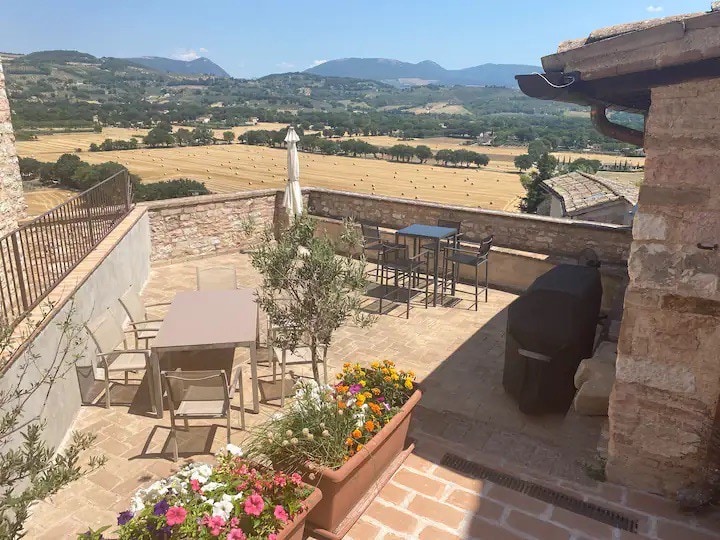 Il Muretto 2 bedroom home with large terrace.