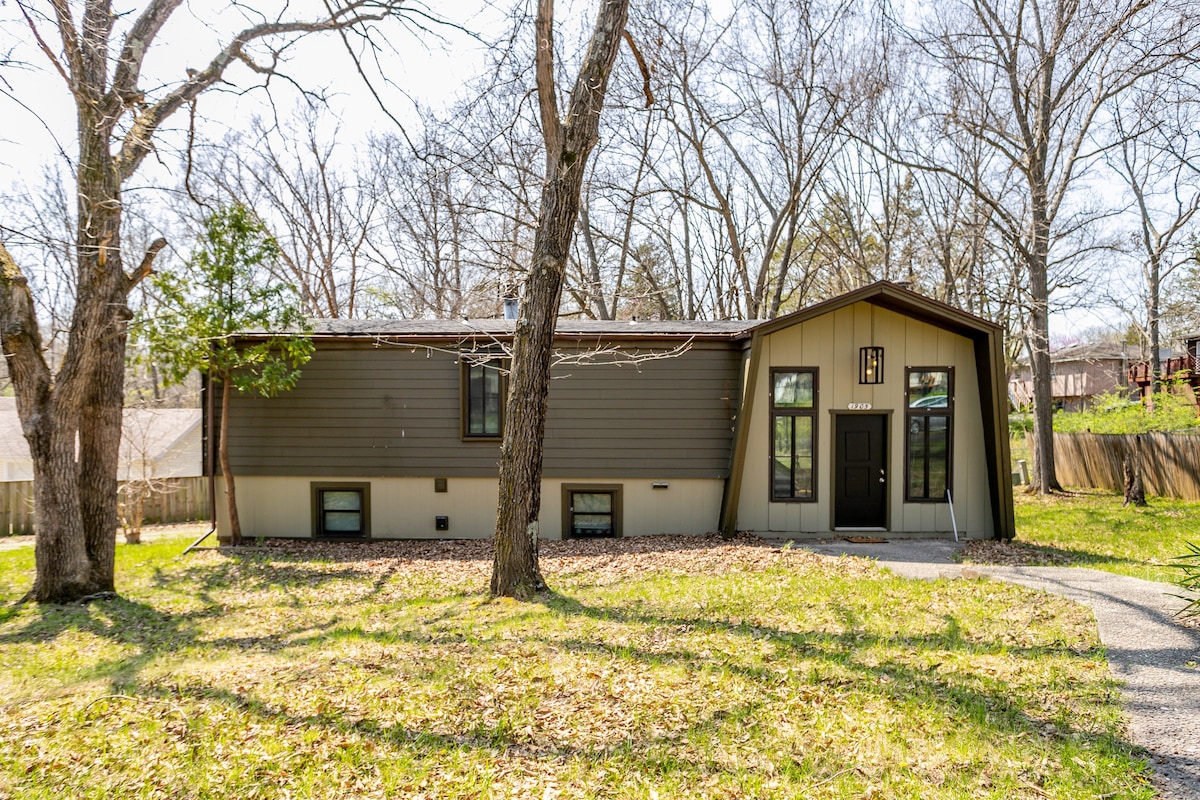 Midway Mid-Century-Charming, Quiet 3 Bedroom Home