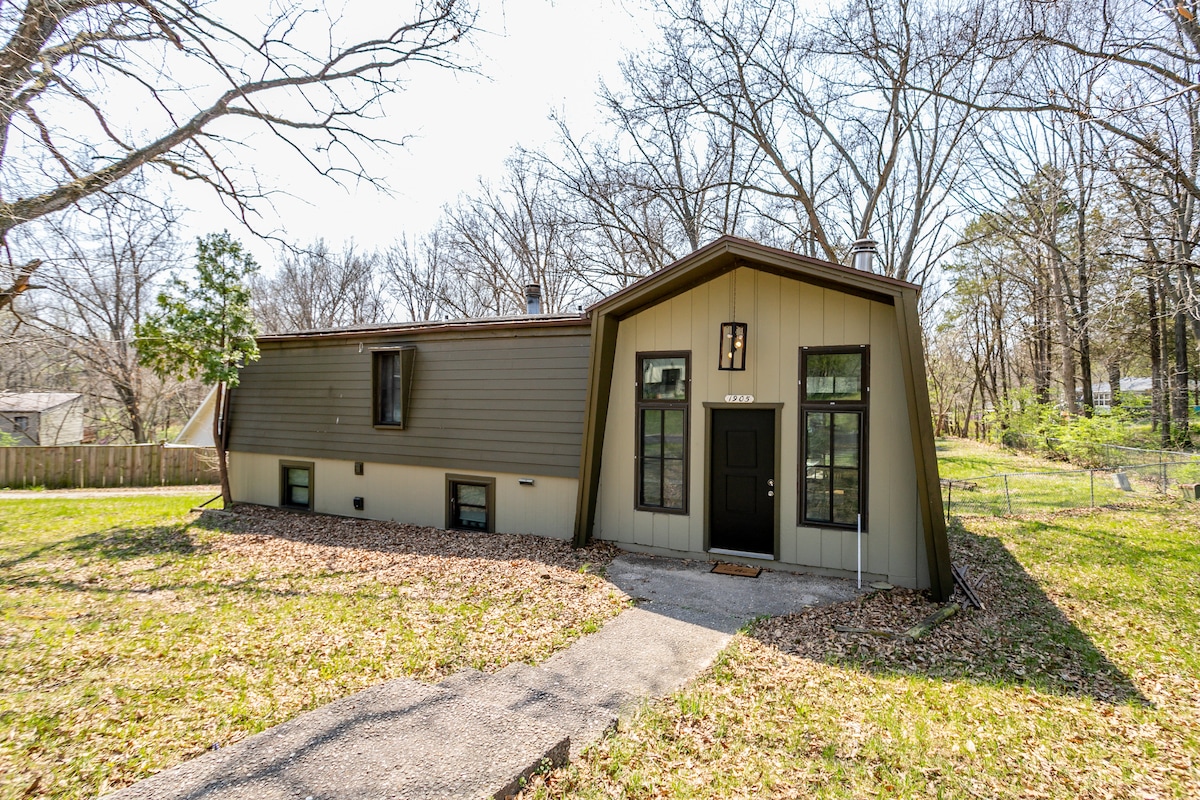 Midway Mid-Century-Charming, Quiet 3 Bedroom Home