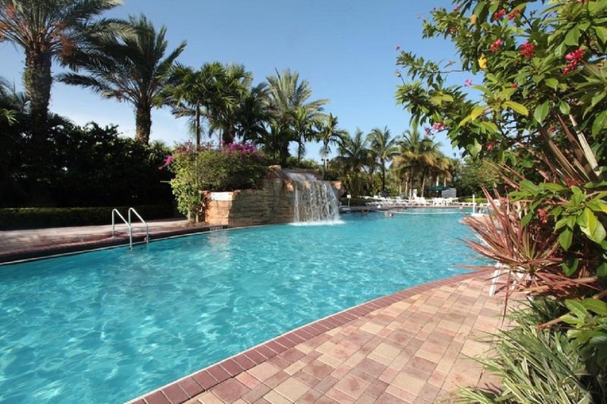 Weston, FL 2 BR Gem Pool, Games, Grills  Families!