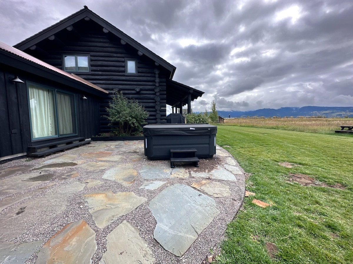 Log Cabin Home in Victor! Magical Mountain Views!